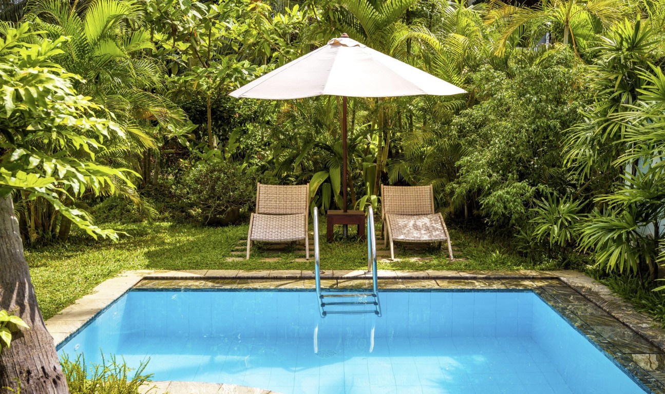 Professional pool technician providing reliable service in Pacifica, CA backyard